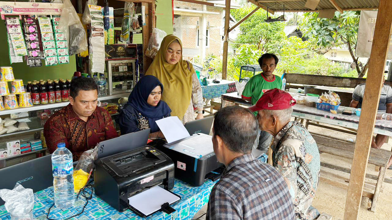 Dinas Dukcapil Kota Padang membuka layanan penerbitan dokumen Adminduk bagi warga terdampak Banjir dan Longsor di rumah Ketua RT 03 RW 06 Kelurahan Kuranji Kecamatan Kuranji, Kamis (11/12/2025)