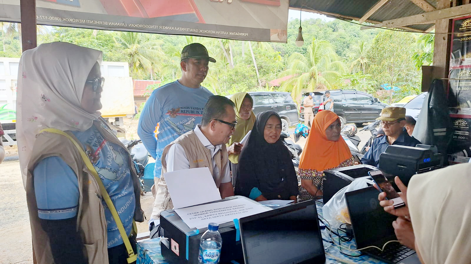 Hari ke-2 Dinas Dukcapil Kota Padang membuka layanan penerbitan dokumen Adminduk bagi warga terdampak Banjir dan Longsor di Guo Kelurahan Kuranji Kecamatan Kuranji, Jumat (12/12/2025)